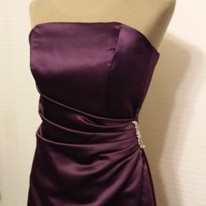 CLOSET CLOSING PURPLE FLOOR LENGTH STRAPLESS GOWN